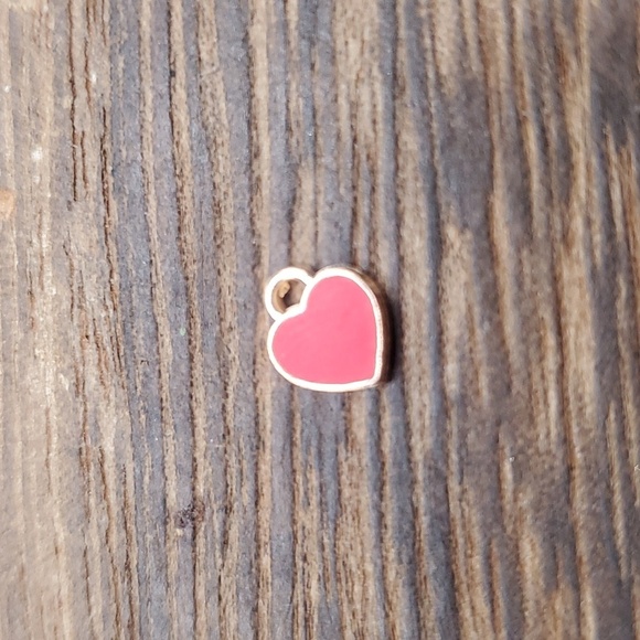 Tiny red heart charm P115 - Picture 1 of 2